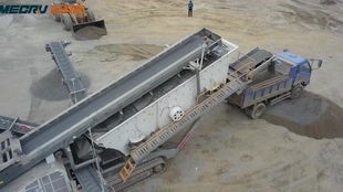 石頭進(jìn)去秒變渣渣,這破碎機(jī)太強(qiáng)悍了,真是讓人大開眼界